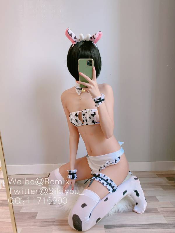 草莓味的软糖呀 小奶牛 [41P+1V/536M]