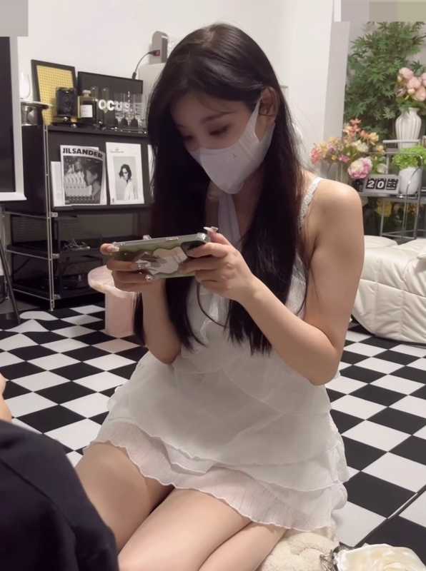 人气女神 杨晨晨 高价定制游戏陪玩 [2.7G]