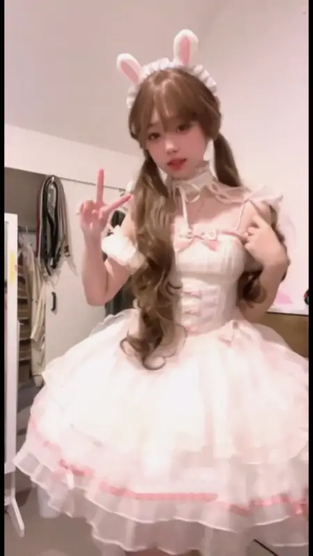 呆呆 – 新4更 [368门槛] 8分钟 Cos洛丽塔2 [8P+1V/490MB]