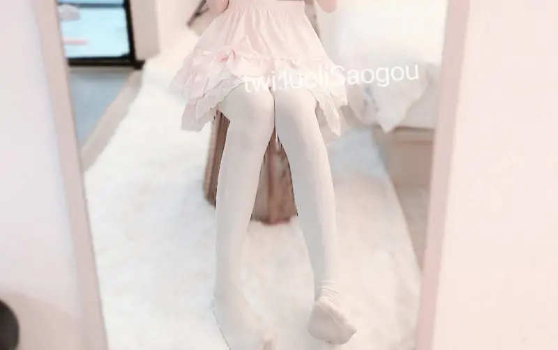 小雯宝宝(幼凛) – 新作 [完整版] 金主9分钟 [17P+2V/319MB]