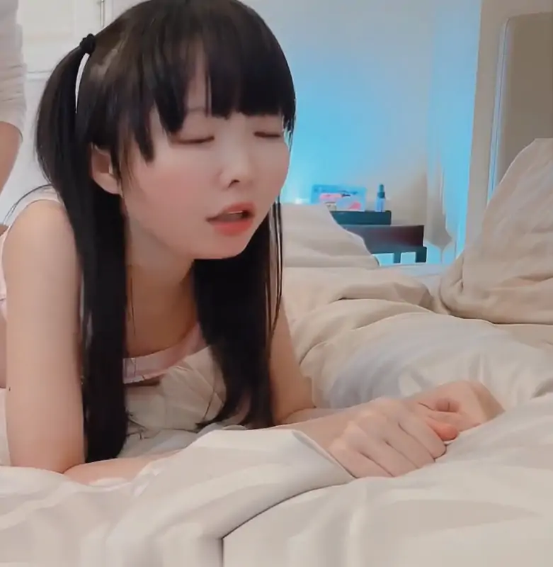 yurinslittlepeach – 新作 28分钟 Cos粉色の内裤 [1V/862MB]