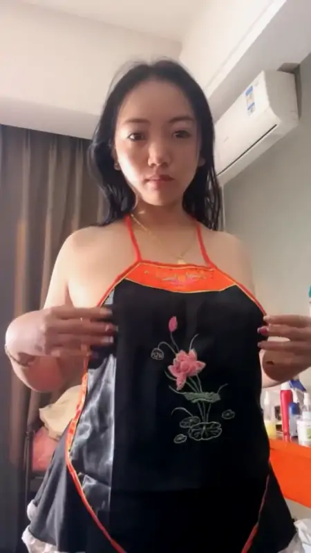 【八一】甜美熟女~! 酥胸诱惑 [3V/7.18G]